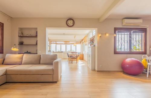 El Castell de Montornes House | Holiday Home Rossi by Interhome