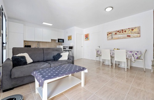 El Roc de Sant Gaieta House | Holiday Home 'Roc De Sant Gaietà' with Mountain View, Wi-Fi and Air Conditioning
