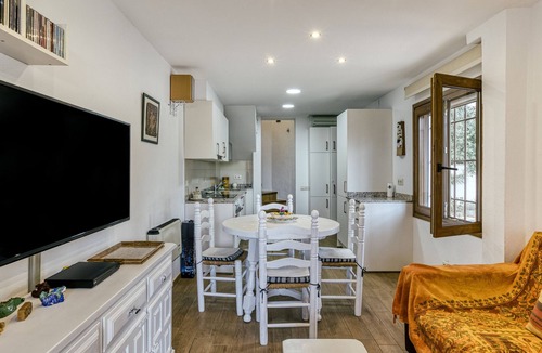 L'Escala House | Holiday Home "Set Cases" with Sea View, Shared Pool & A/C