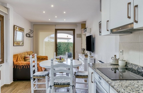 L'Escala House | Holiday Home "Set Cases" with Sea View, Shared Pool & A/C