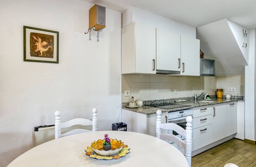 L'Escala House | Holiday Home "Set Cases" with Sea View, Shared Pool & A/C
