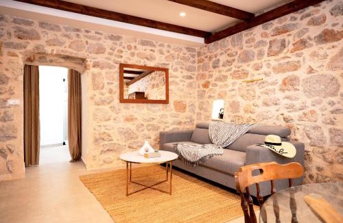 Pitve Apartment | Holiday Home Skala and Kala with hot tubs