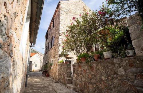 Pitve Apartment | Holiday Home Skala and Kala with hot tubs
