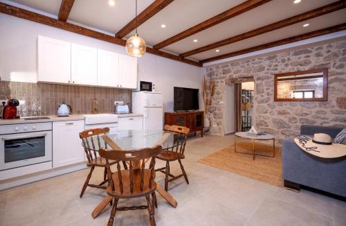 Pitve Apartment | Holiday Home Skala and Kala with hot tubs