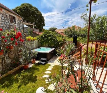 Pitve Apartment | Holiday Home Skala and Kala with hot tubs