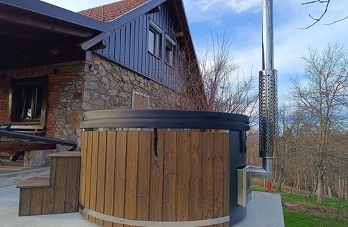 Skrad Cottage | Holiday Home Sleme with jacuzzi, big garden and fireplace