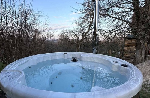 Skrad Cottage | Holiday Home Sleme with jacuzzi, big garden and fireplace