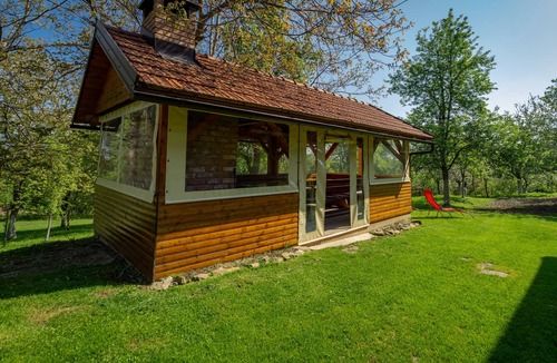 Skrad Cottage | Holiday Home Sleme with jacuzzi, big garden and fireplace