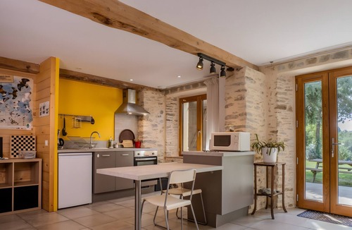 Les Cammazes Apartment | Holiday Home “Studio de la Fontaine” with Mountain View, Wi-Fi, and Air Conditioning