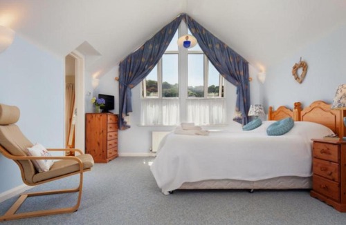 Shaldon House | Holiday Home Sunny by Interhome