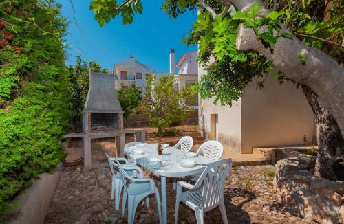 Creixell House | Holiday Home Tres Olivos by Interhome