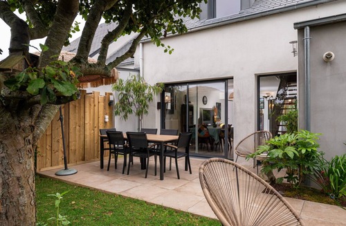 Arradon House | Holiday Home 'Upton 2 - Arradon Golfe Du Morbihan' with Private Terrace, Garden & Wi-Fi