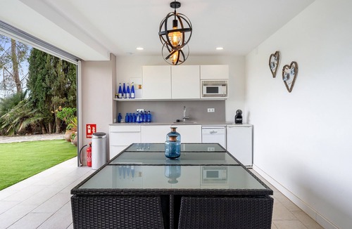 Canyelles House | Holiday Home 'Valle De Los Sueños' with Mountain Views, Wi-Fi & Air Conditioning