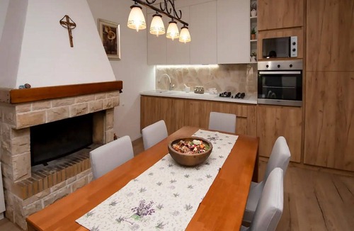 Brnjica House | Holiday Home Velini Dvori