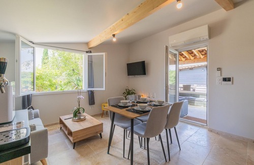 Pradons House | Holiday Home 'Villa Chardonnay' with Private Terrace, Wi-Fi and Air Conditioning