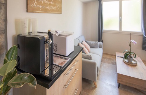 Pradons House | Holiday Home 'Villa Chardonnay' with Private Terrace, Wi-Fi and Air Conditioning
