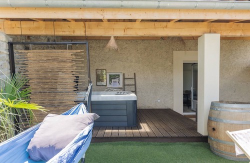 Pradons House | Holiday Home 'Villa Chardonnay' with Private Terrace, Wi-Fi and Air Conditioning