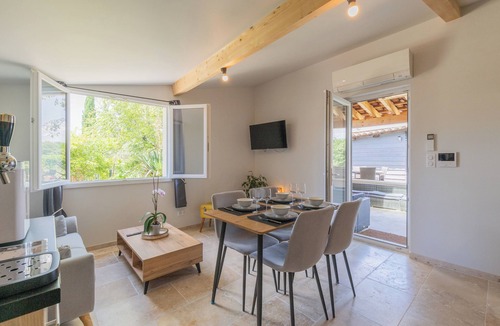 Pradons House | Holiday Home 'Villa Chardonnay' with Private Terrace, Wi-Fi and Air Conditioning