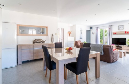 Sernhac House | Holiday Home “Villa De Maithe” with Private Terrace, Wi-Fi and Air Conditioning