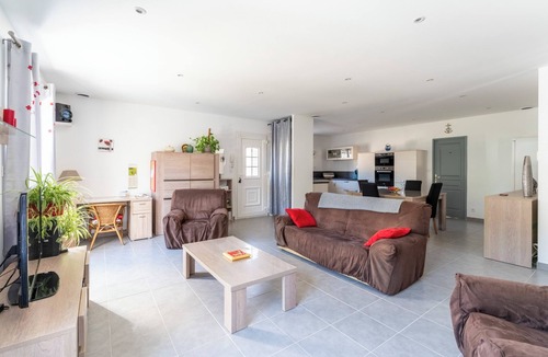 Sernhac House | Holiday Home “Villa De Maithe” with Private Terrace, Wi-Fi and Air Conditioning