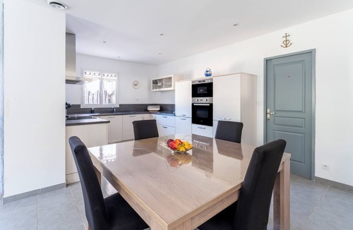 Sernhac House | Holiday Home “Villa De Maithe” with Private Terrace, Wi-Fi and Air Conditioning