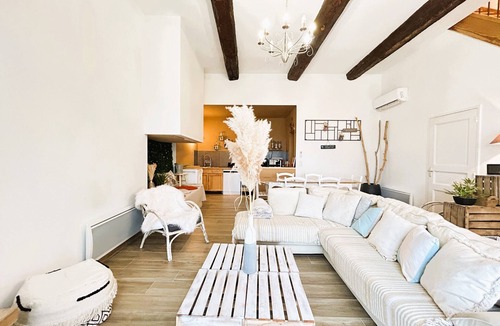 Quarante House | Holiday Home 'Villa Des Vignes Et Spa' with Private Terrace, Wi-Fi and Air Conditioning