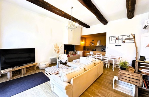 Quarante House | Holiday Home 'Villa Des Vignes Et Spa' with Private Terrace, Wi-Fi and Air Conditioning