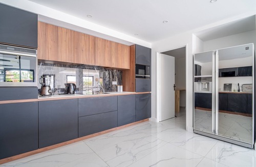 Mirepeisset House | Holiday Home 'Villa Nina' with Mountain View, Wi-Fi and Air Conditioning