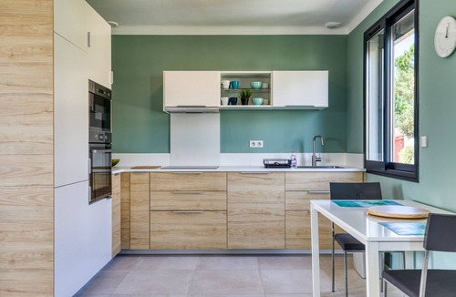 Sommieres Villa | Holiday Home 'Villa Maryet' with Private Terrace, Wi-Fi and Air Conditioning