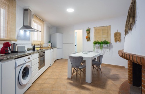 Miramar Beach House | Holiday Home 'Villa Miramar Beach' with Mountain View, Wi-Fi and Air Conditioning