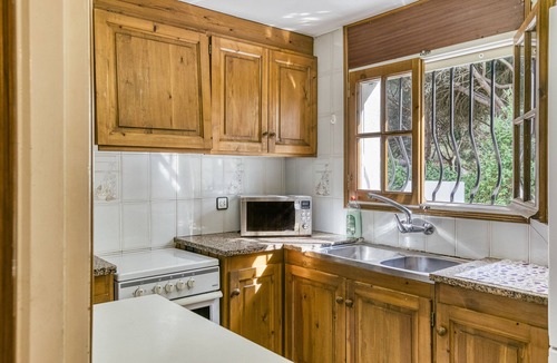L'Escala House | Holiday Home 'Villa Montgó Parc Con Piscina' with Mountain View, Shared Pool and Air Conditioning