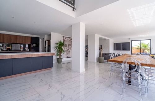 Mirepeisset House | Holiday Home 'Villa Nina' with Mountain View, Wi-Fi and Air Conditioning