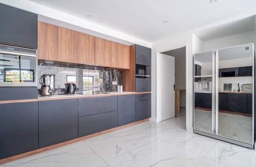 Mirepeisset House | Holiday Home 'Villa Nina' with Mountain View, Wi-Fi and Air Conditioning