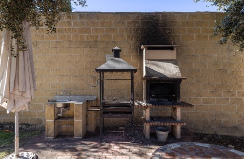 Brunete Villa | Holiday Home 'Villa Pilara - Brunete' with Private Pool, Wi-Fi and Air Conditioning