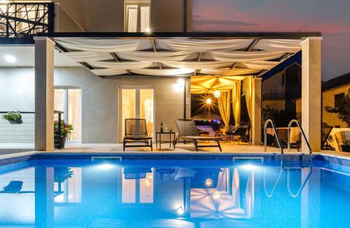 Cove Makarac (Milna) House | Holiday Home Villa Renesansa by Interhome