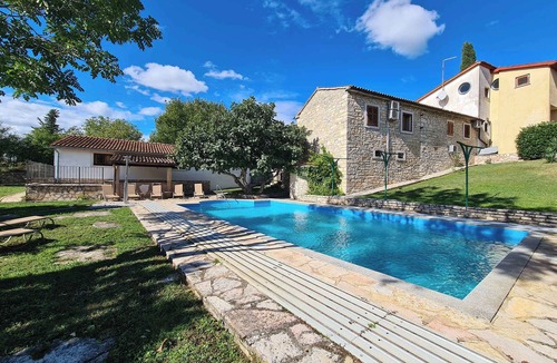 Prkacini House | Holiday home with an outdoor pool and WiFi