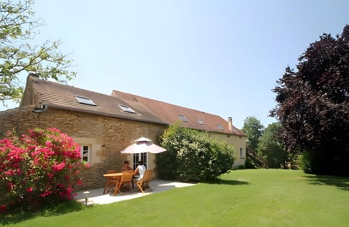 Saint-Genies House | Holiday Home with Shared Pool, Wi-Fi and Air Conditioning