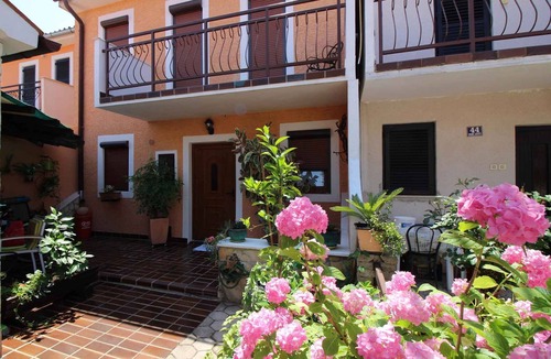 Brulo House | Holiday home with garden terrace and air conditioning
