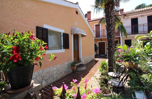 Brulo House | Holiday home with garden terrace and air conditioning