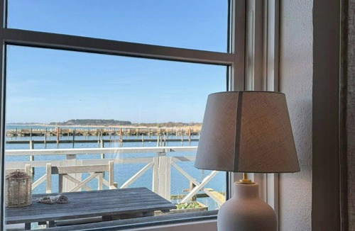 Borre House | Holiday home with harbour view in Klintholm