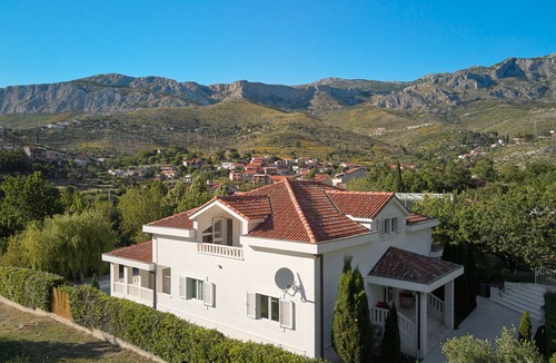 Zrnovnica House | Holiday home with heated pool near Split