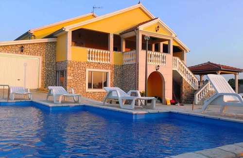Benkovac House | Holiday home with pool and air conditioning