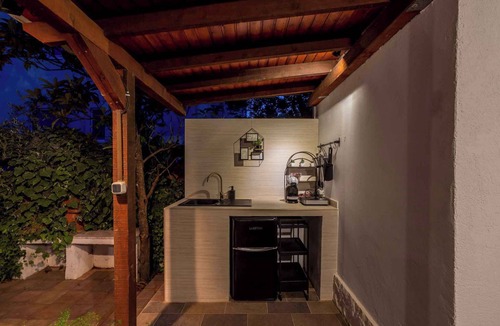 Stari Grad House | Holiday home with large terrace and air conditioning