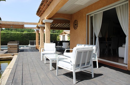 Dauphin House | Holiday home with large garden and pool