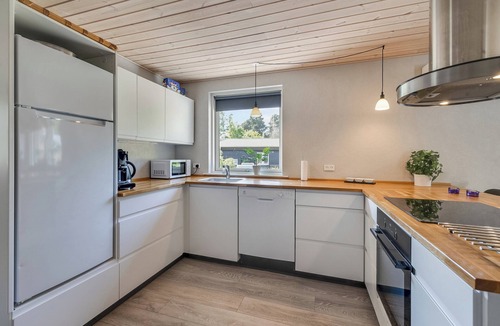 Hoensinge House | Holiday home with outdoor jacuzzi and shelter