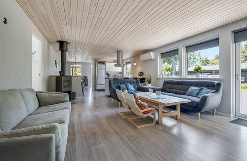 Hoensinge House | Holiday home with outdoor jacuzzi and shelter