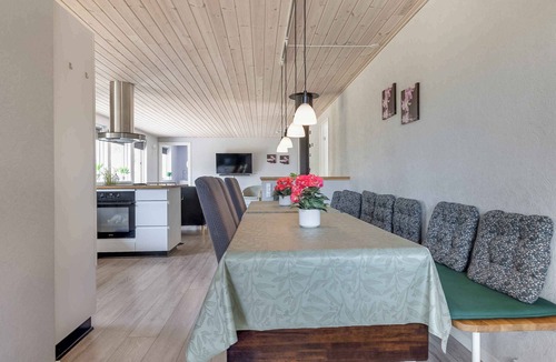 Hoensinge House | Holiday home with outdoor jacuzzi and shelter