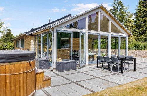 Hoensinge House | Holiday Home With Outdoor Jacuzzi And Shelter