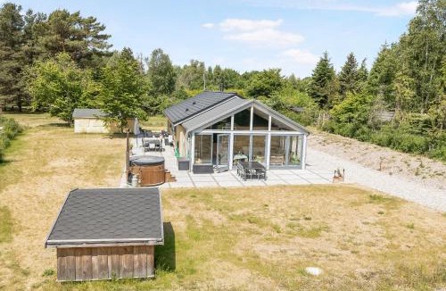 Hoensinge House | Holiday Home With Outdoor Jacuzzi And Shelter