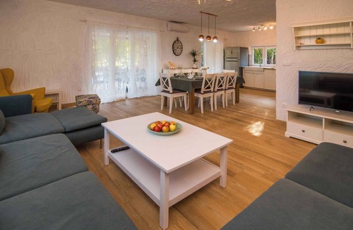 Risika House | Holiday home with pool and billiard